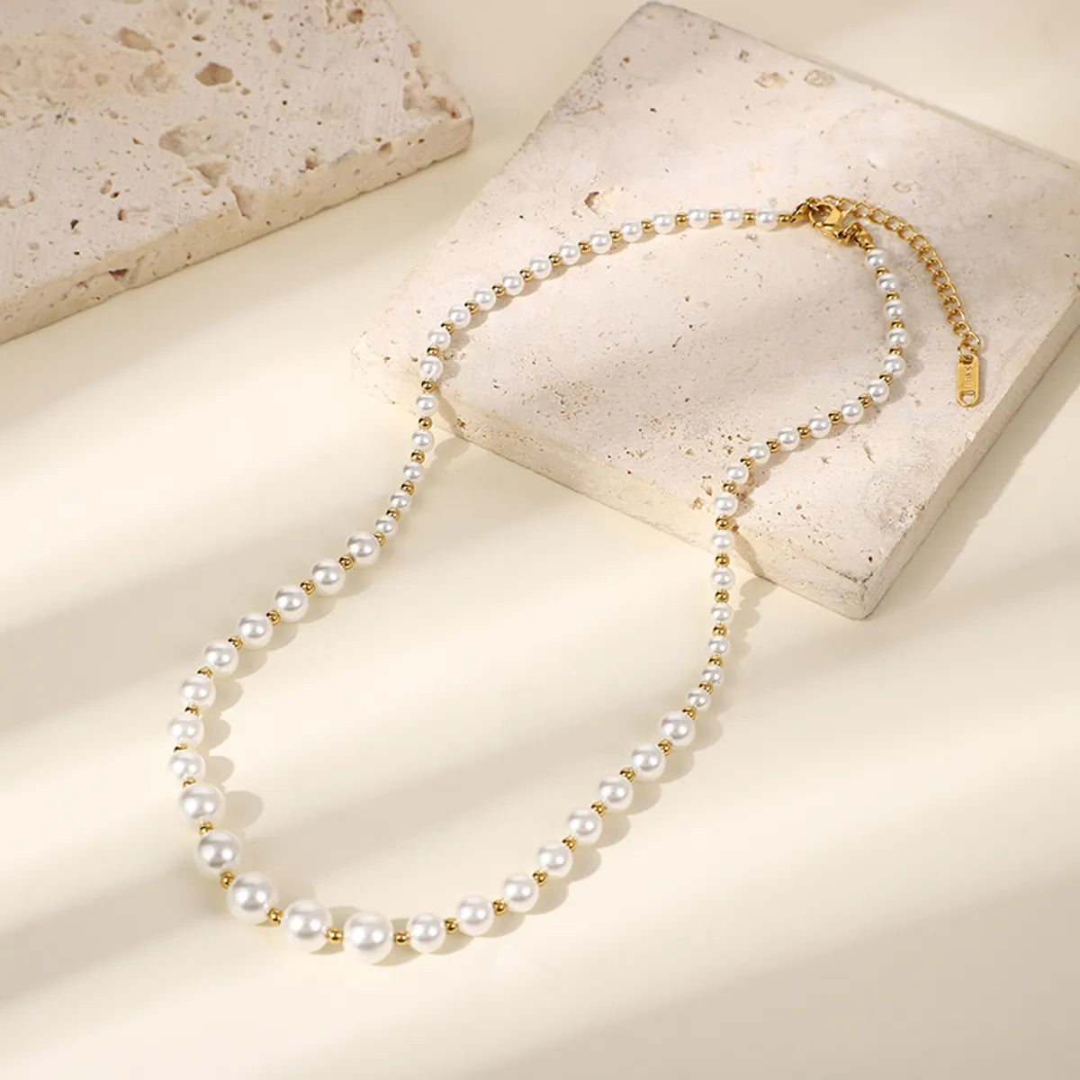 304 Stainless Steel Glass Pearl 18K Gold Plated Elegant Lady Classic Style Round Solid Color Necklace