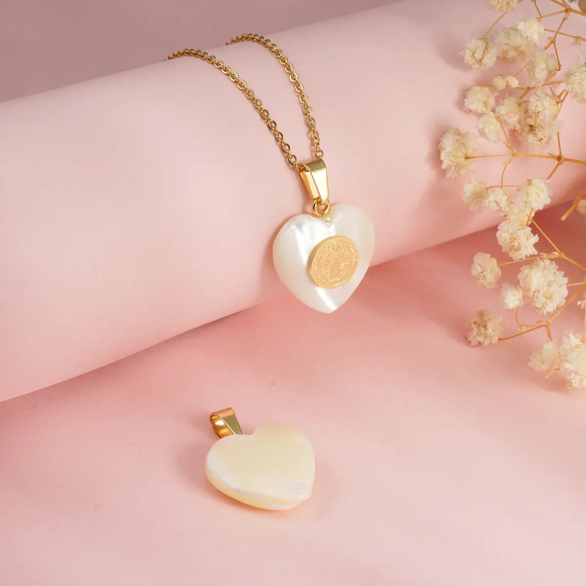 Wholesale Jewelry Simple Style Heart Shape Shell 304 Stainless Steel Shell 18K Gold Plated Plating Pendant Necklace