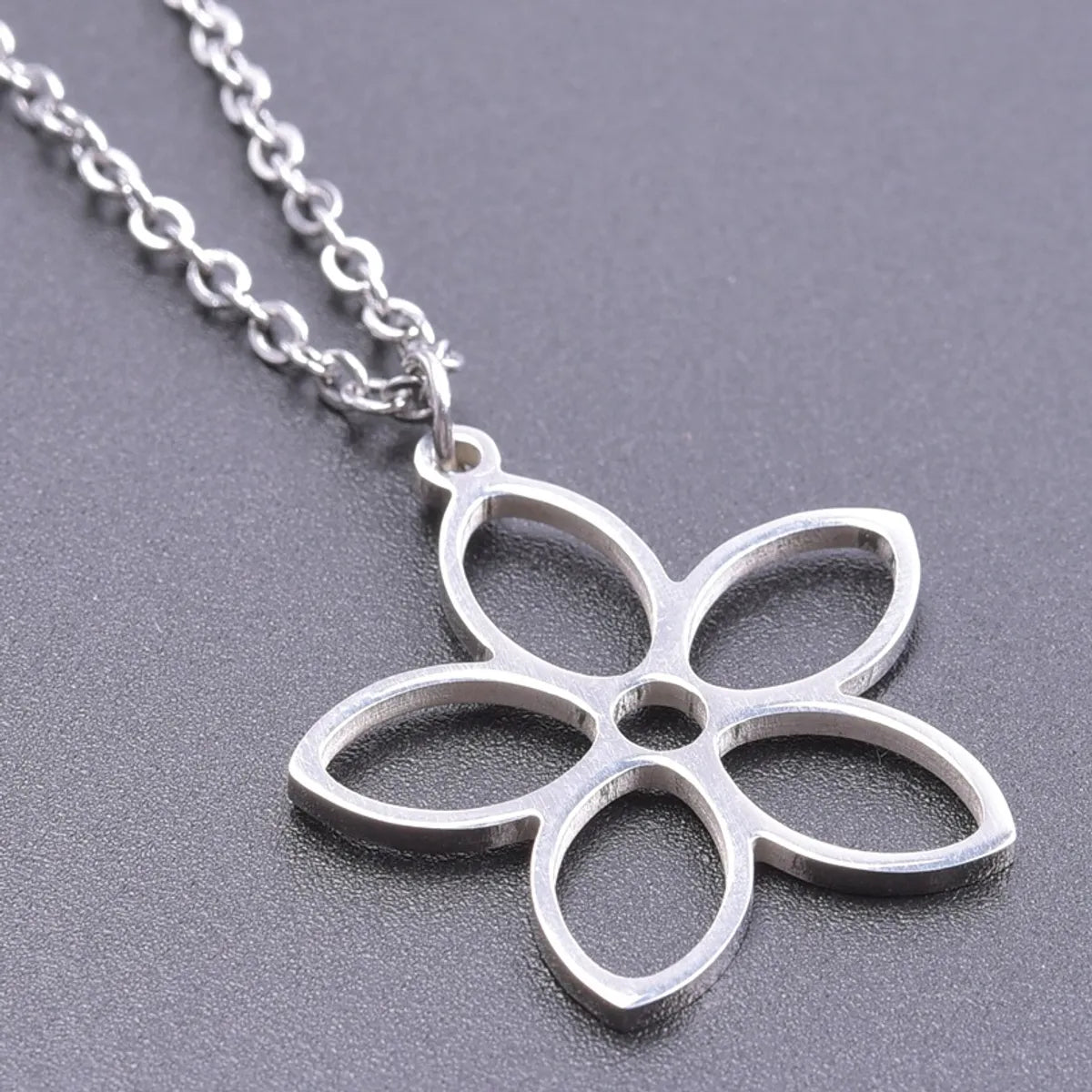 304 Stainless Steel Simple Style Plating Flower Pendant Necklace