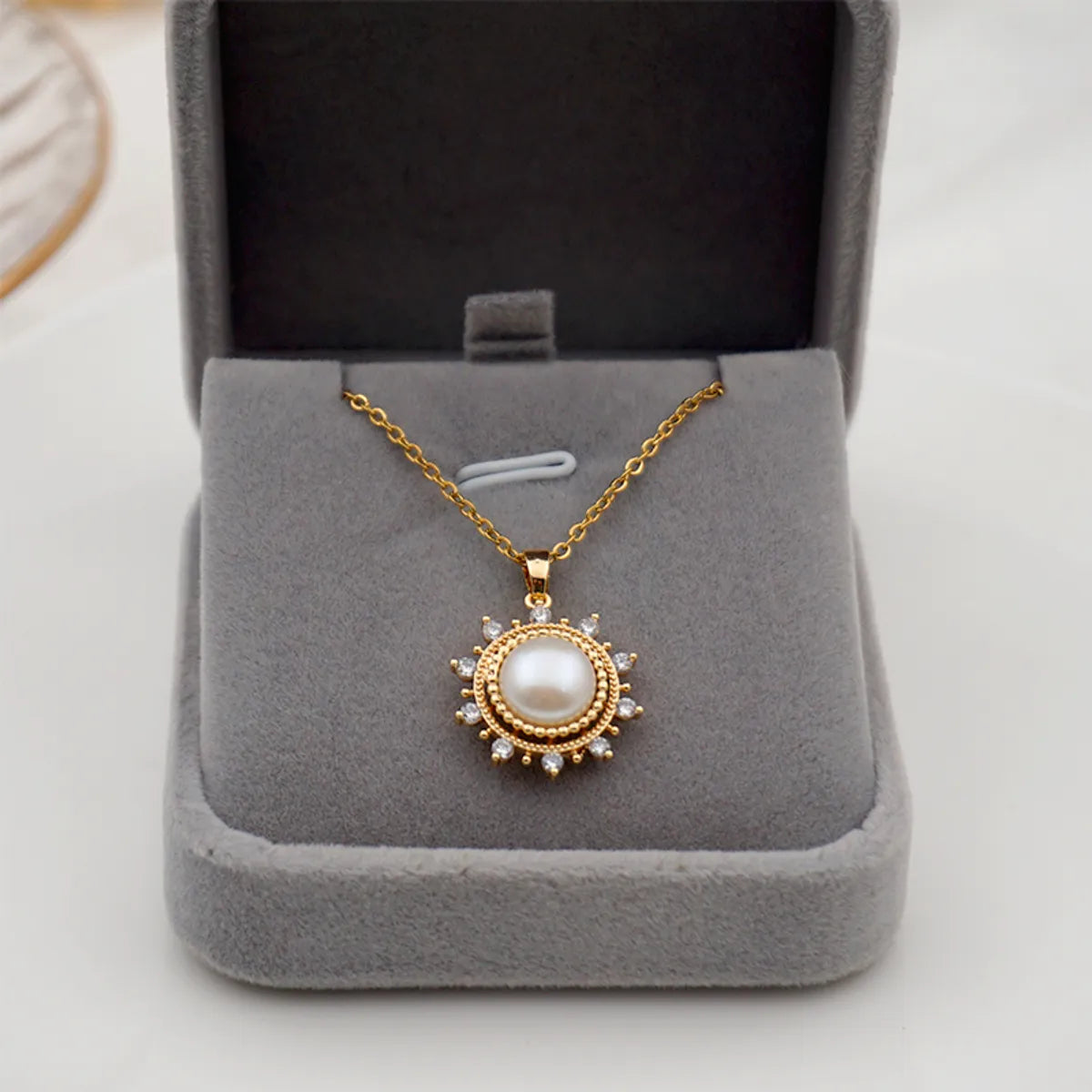 304 Stainless Steel Titanium Steel Copper Gold Plated Simple Style Handmade Inlay Sun Rhinestones Freshwater Pearl Pendant Necklace