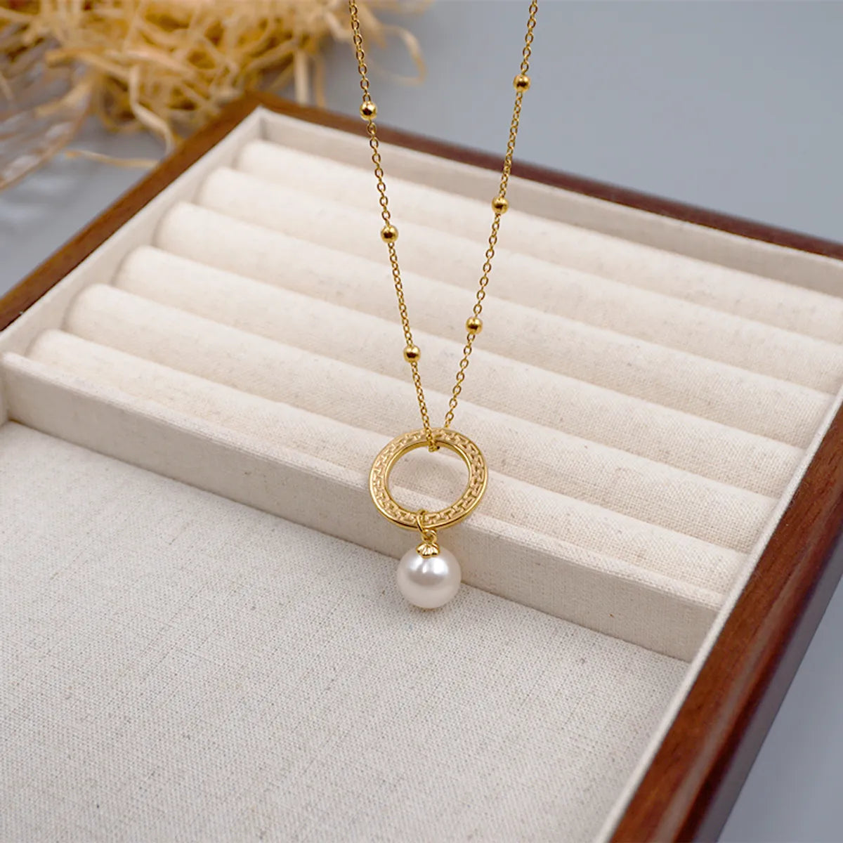 304 Stainless Steel Imitation Pearl Titanium Steel Gold Plated Vintage Style Classic Style Handmade Inlay Circle Artificial Pearls Pendant Necklace