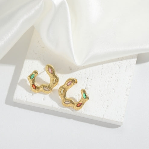 European and American hot-selling Hong Kong style retro twist design sense temperament earrings are niche fashion and versatile high-end earrings and accessories