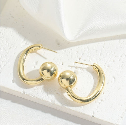 European and American hot-selling Hong Kong style retro twist design sense temperament earrings are niche fashion and versatile high-end earrings and accessories