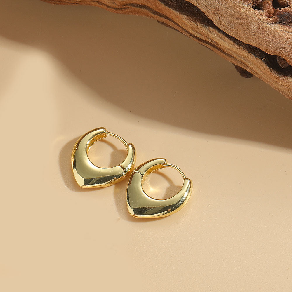 European and American new literary retro retro Hong Kong style U-shaped peach heart design sense earrings small and exquisite, trendy earrings women