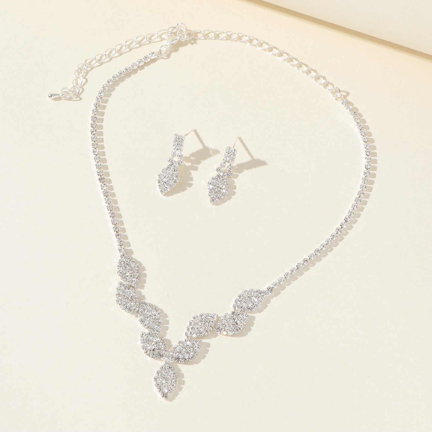 Simple Style Classic Style Waves Rhinestone Inlay Rhinestones Women's Necklace