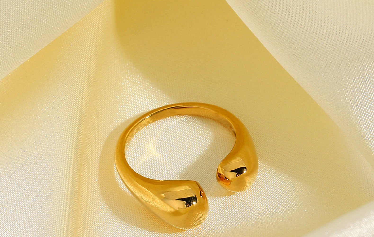 Retro Polished Gold-plated Stainless Steel Ring