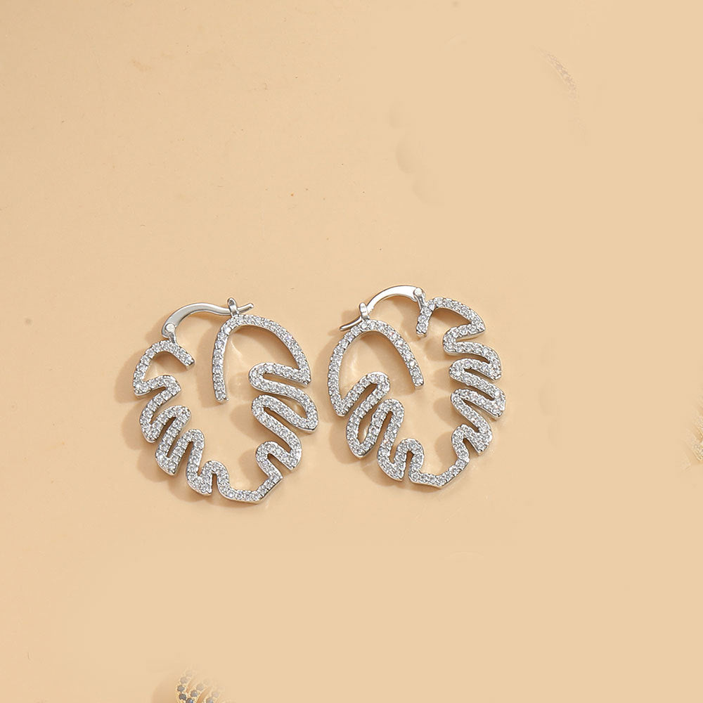 Cross-border popular ins style versatile, delicate hollow leaf design earrings, small and versatile, Internet celebrity earrings, jewelry women