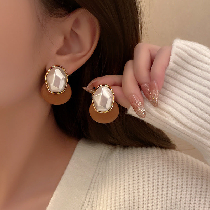 1 Pair Elegant Color Block Inlay Pu Leather Alloy Artificial Pearls Ear Studs