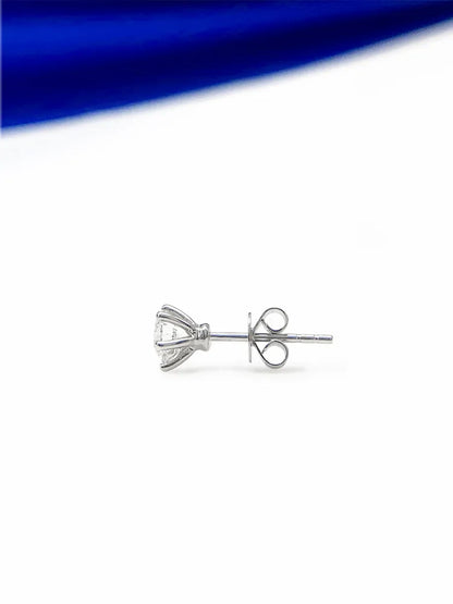 A Pair Of Six-Claw Ear Studs 18K Main Stone 0.506ct Auxiliary Stone 0.502ct Total Weight 1.14G Net Weight 0.93