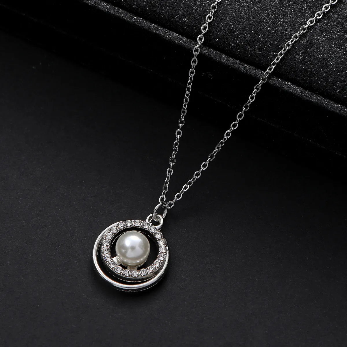 Basic Modern Style Classic Style Round Alloy Inlay Artificial Pearls Zircon Women's Pendant Necklace