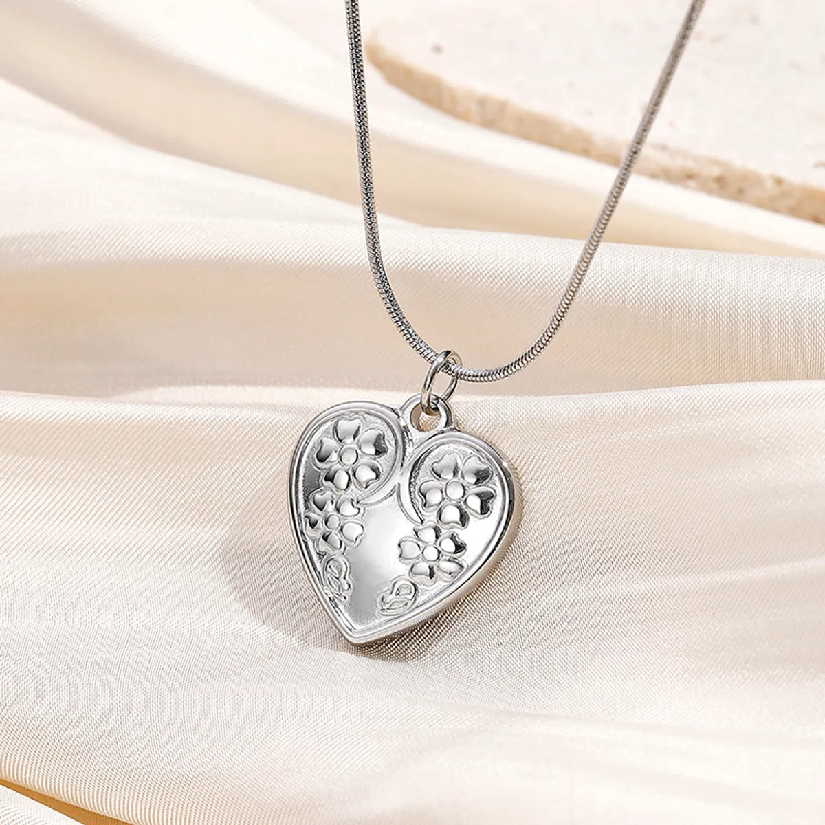 Wholesale Jewelry Basic Retro Classic Style Heart Shape 304 Stainless Steel Pendant Necklace