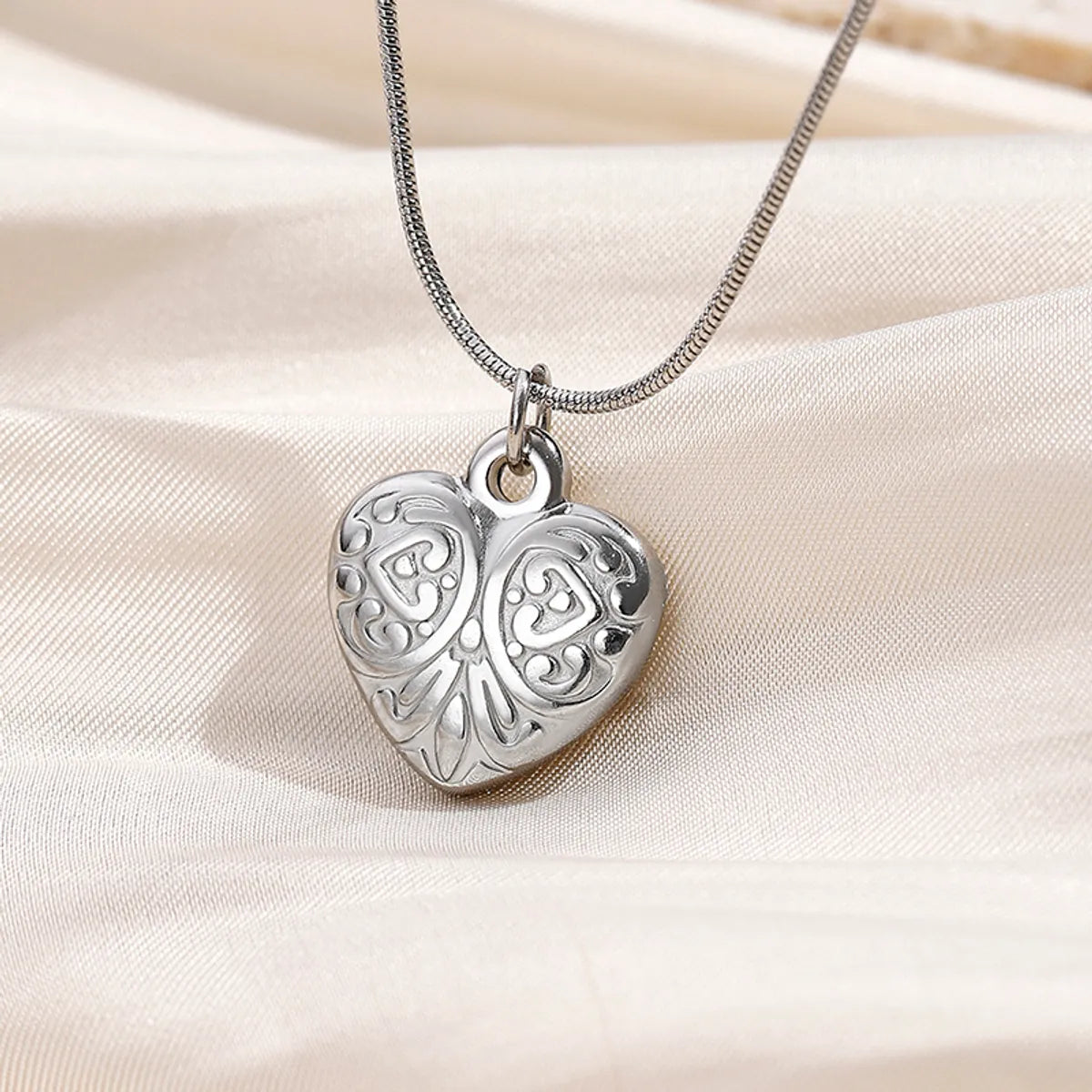 Wholesale Jewelry Basic Retro Classic Style Heart Shape 304 Stainless Steel Pendant Necklace