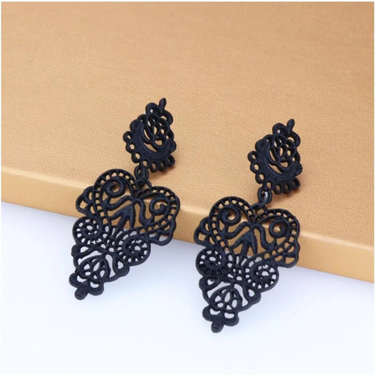 Basic Retro Leaves Alloy Hollow Out Women'S Drop Earrings