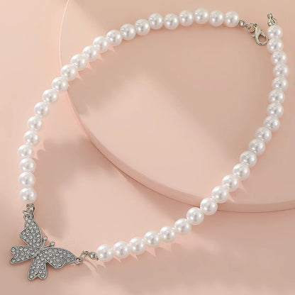 Casual Elegant Butterfly Imitation Pearl Alloy Beaded Inlay Rhinestones Women'S Pendant Necklace