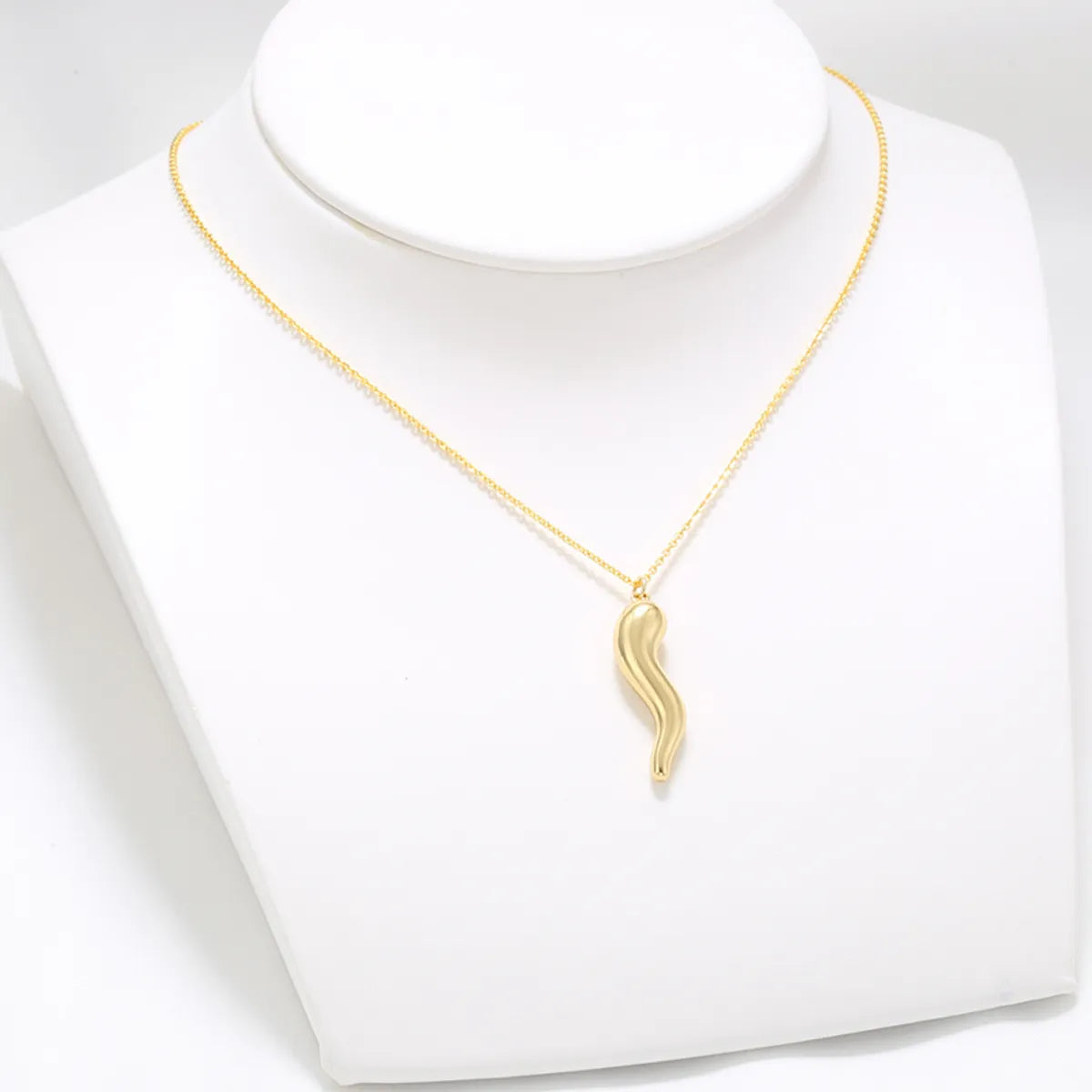 Casual Elegant Simple Style Chili Copper 18k Gold Plated Zircon Pendant Necklace In Bulk