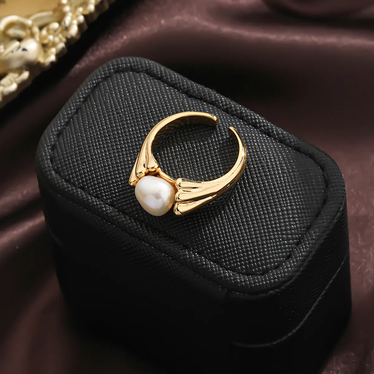 Casual Elegant Solid Color Copper Plating Inlay Freshwater Pearl 18k Gold Plated Silver Plated Rings