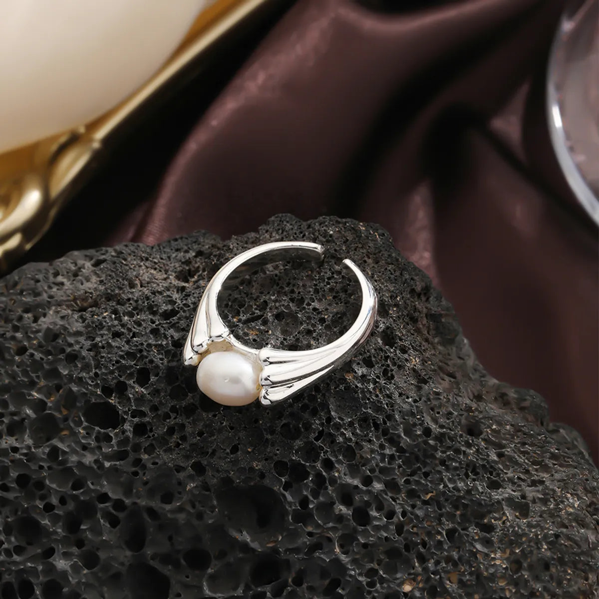 Casual Elegant Solid Color Copper Plating Inlay Freshwater Pearl 18k Gold Plated Silver Plated Rings