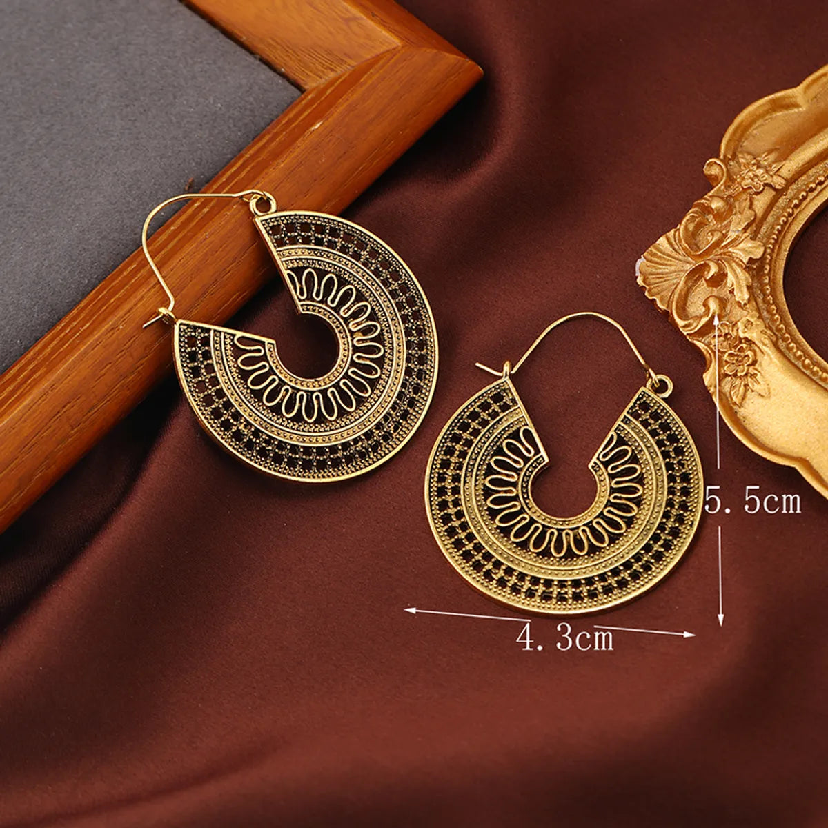 1 Pair Casual Retro C Shape Hollow Out Alloy Earrings