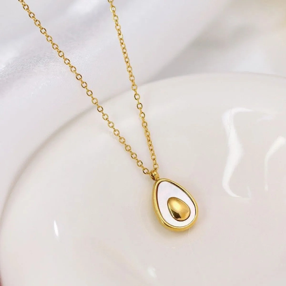 Casual Simple Style Avocado Titanium Steel Plating Inlay Shell Pendant Necklace