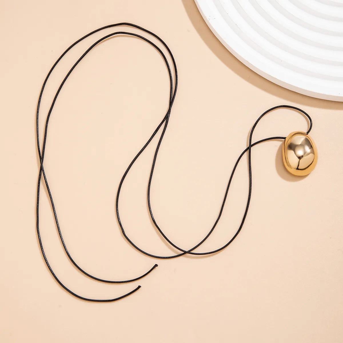 Casual Simple Style Classic Style Oval Alloy Leather Wax Line Layered Tassel Straps Alloy Tassel Women's Pendant Necklace