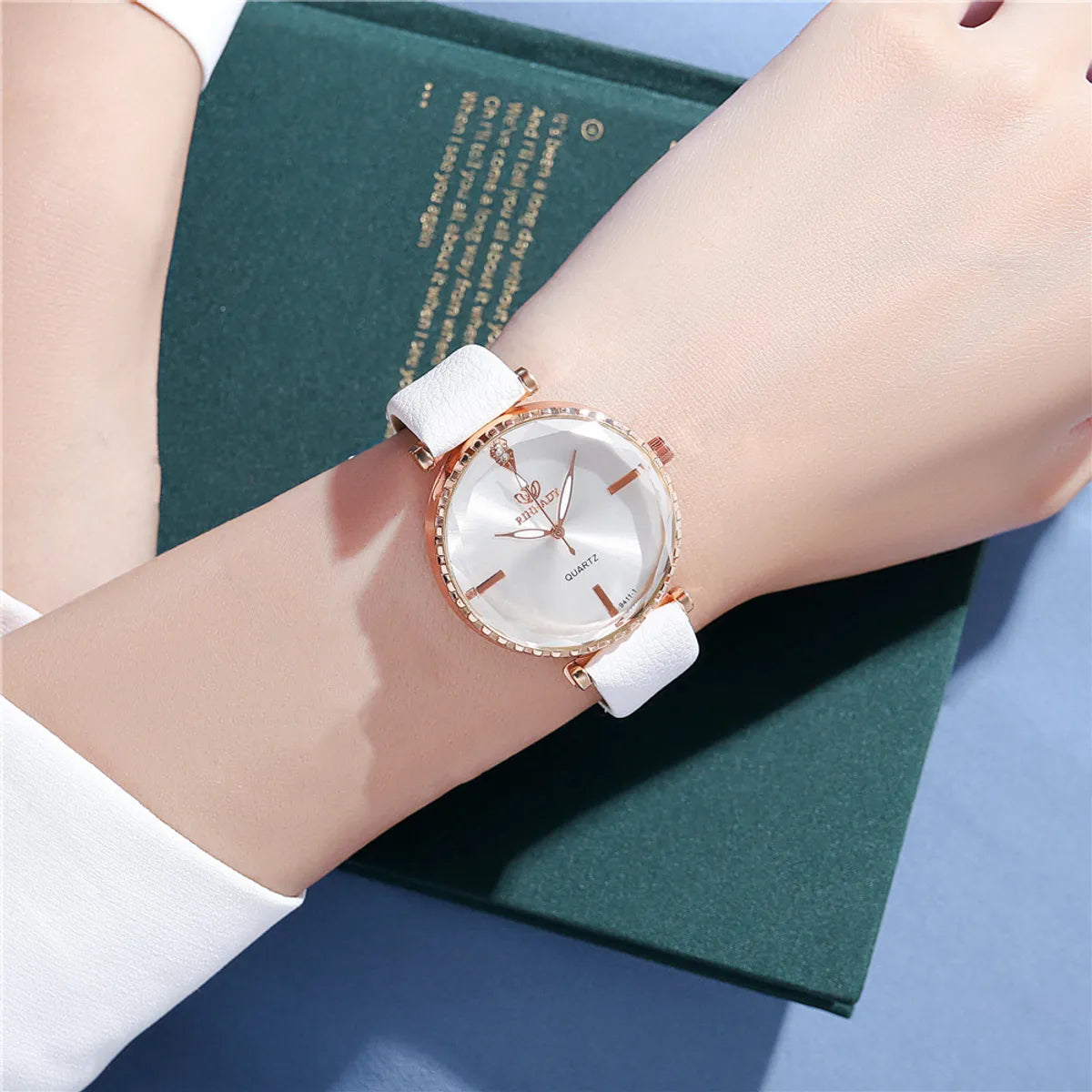 Casual Simple Style Geometric Buckle Quartz Women'S Watches