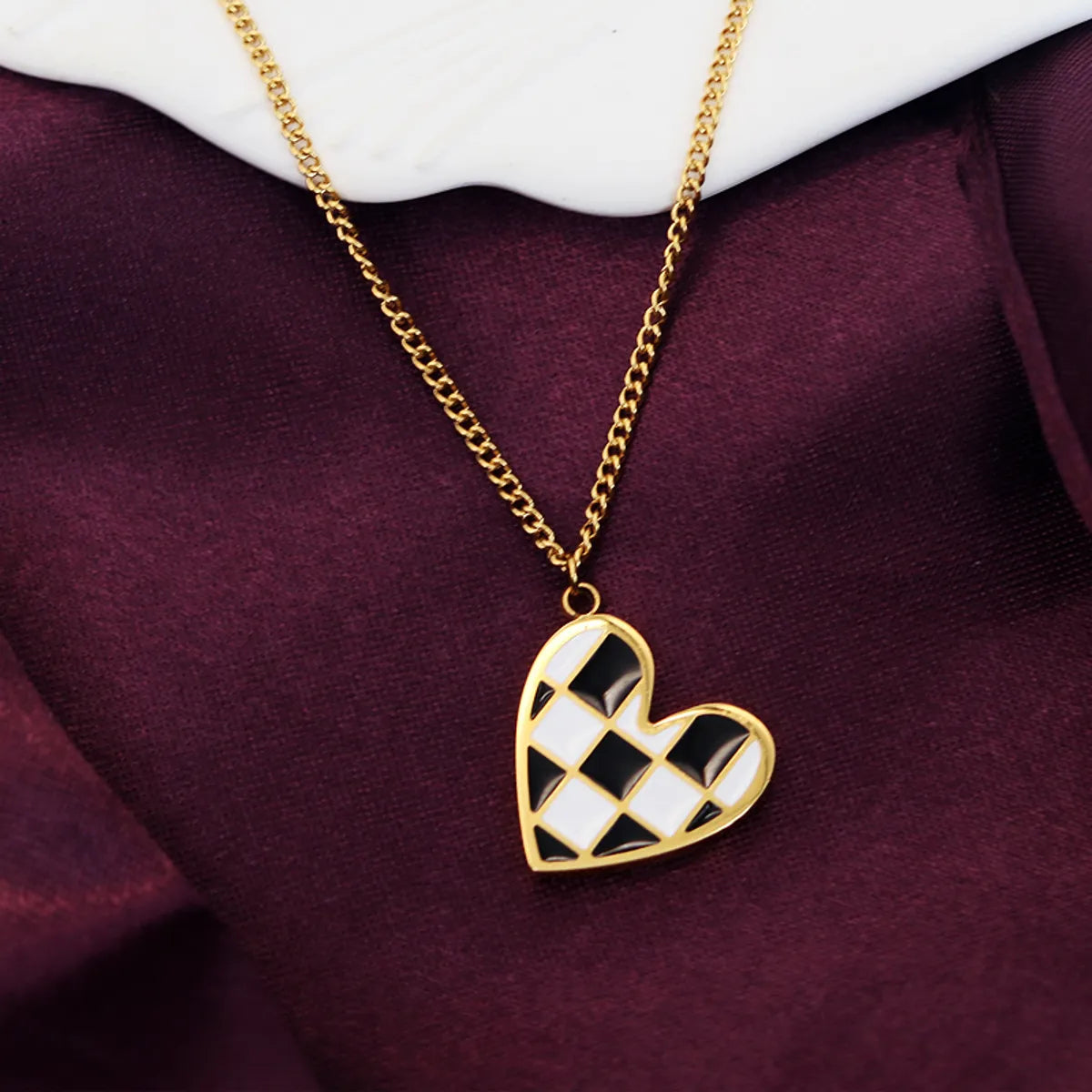 Casual Simple Style Heart Shape Checkered Titanium Steel Enamel Plating 18k Gold Plated Pendant Necklace