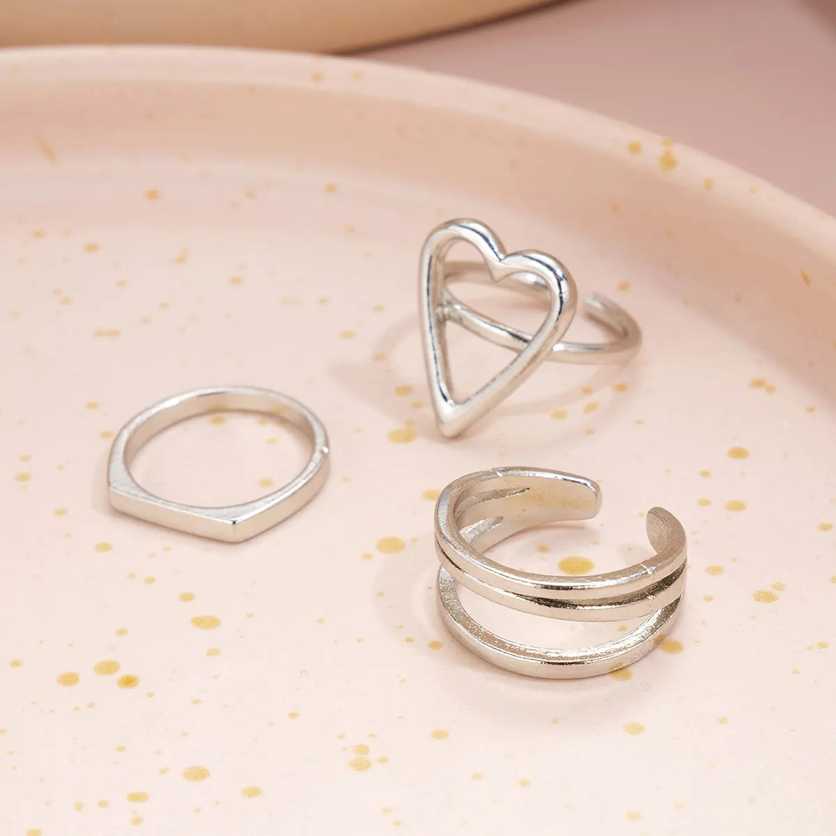 Casual Simple Style Heart Shape Solid Color Alloy Hollow Out Women'S Rings