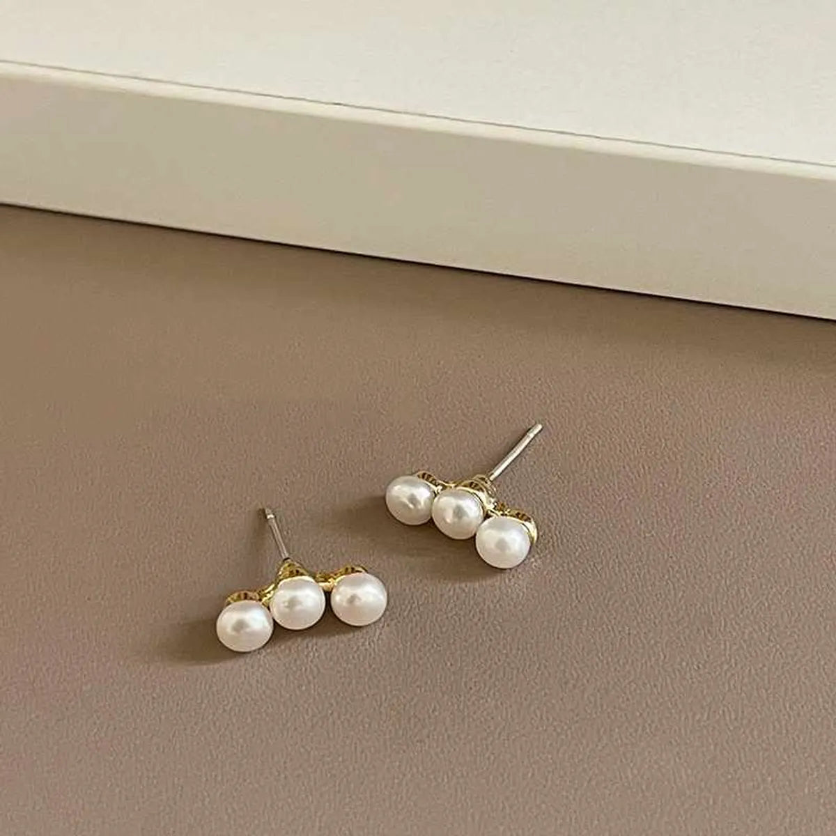 Casual Simple Style Round Imitation Pearl Metal Plating Inlay Pearl Women's Ear Studs