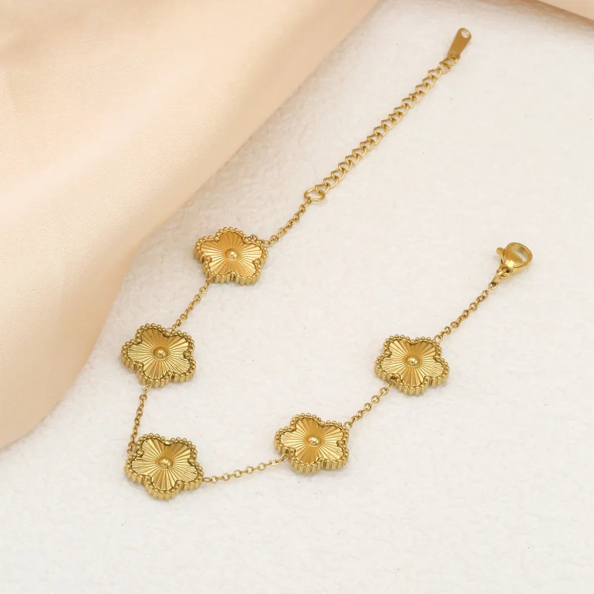 Casual Sweet Parthenocissus Grass Flower 304 Stainless Steel 18K Gold Plated Bracelets In Bulk