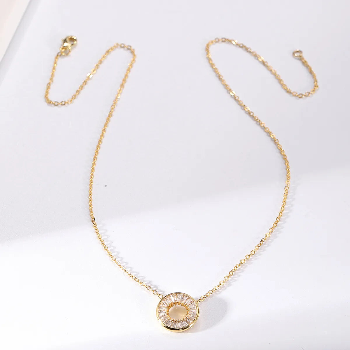 Classic Style Circle Copper 18k Gold Plated Zircon Pendant Necklace In Bulk