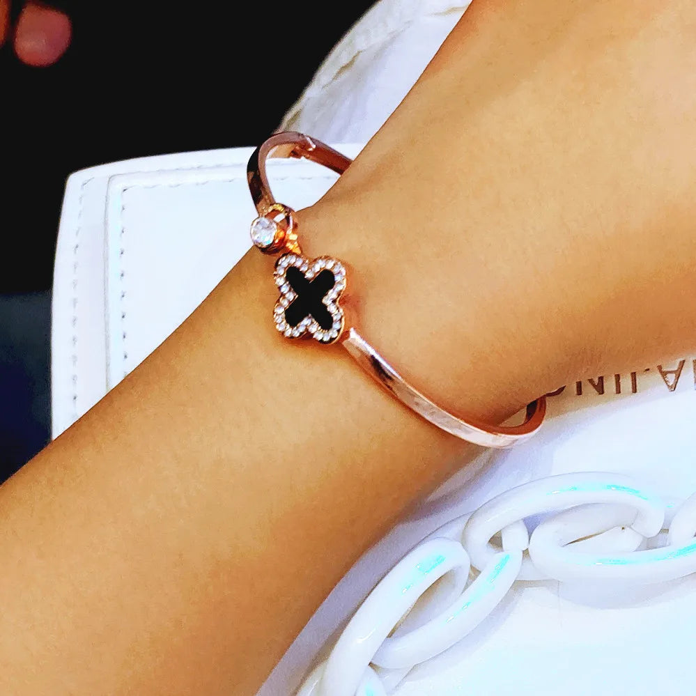 Classic Style Four Leaf Clover Alloy Inlay Rhinestones Women'S Bangle