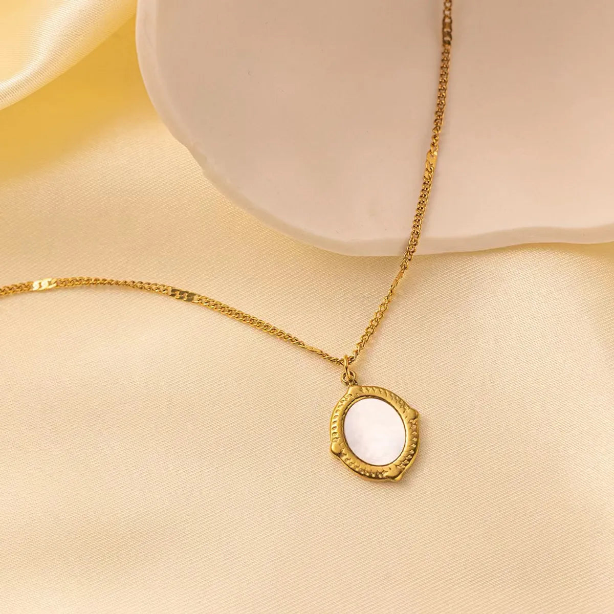 Classic Style Oval Titanium Steel Polishing Plating Inlay Shell 18k Gold Plated Pendant Necklace