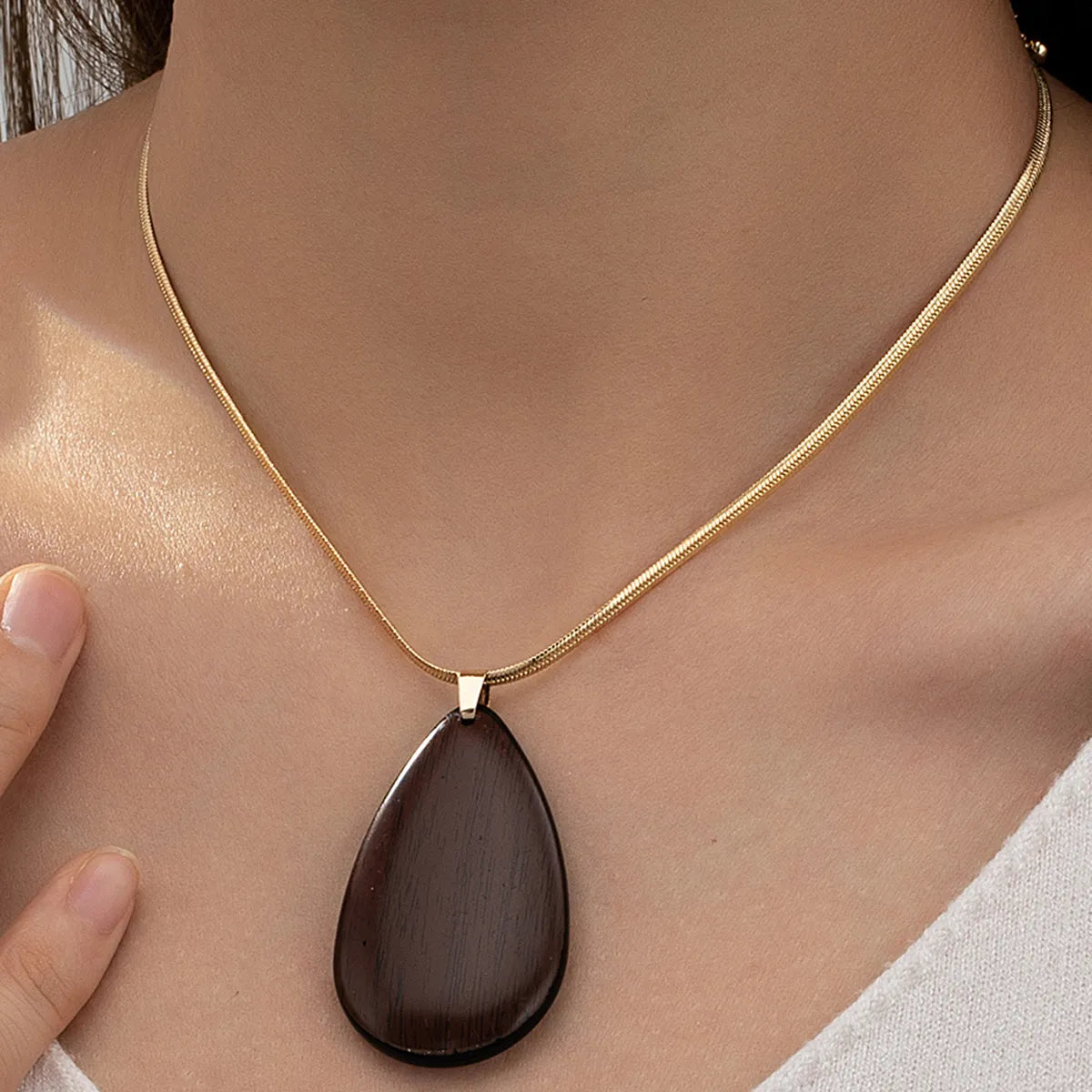 Classical Retro Classic Style Water Droplets Wood Copper Alloy Women'S Pendant Necklace