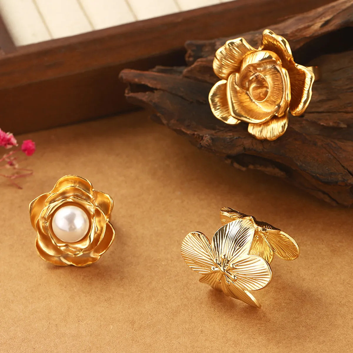 Classical Retro French Style Flower Alloy Copper Plating Inlay Imitation Pearl 18K Gold Plated Women'S Adjustable Ring