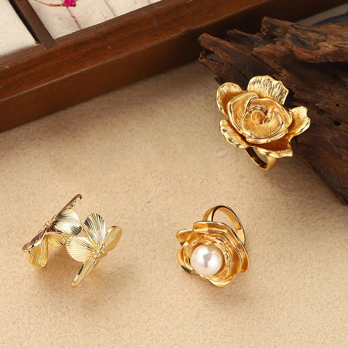 Classical Retro French Style Flower Alloy Copper Plating Inlay Imitation Pearl 18K Gold Plated Women'S Adjustable Ring