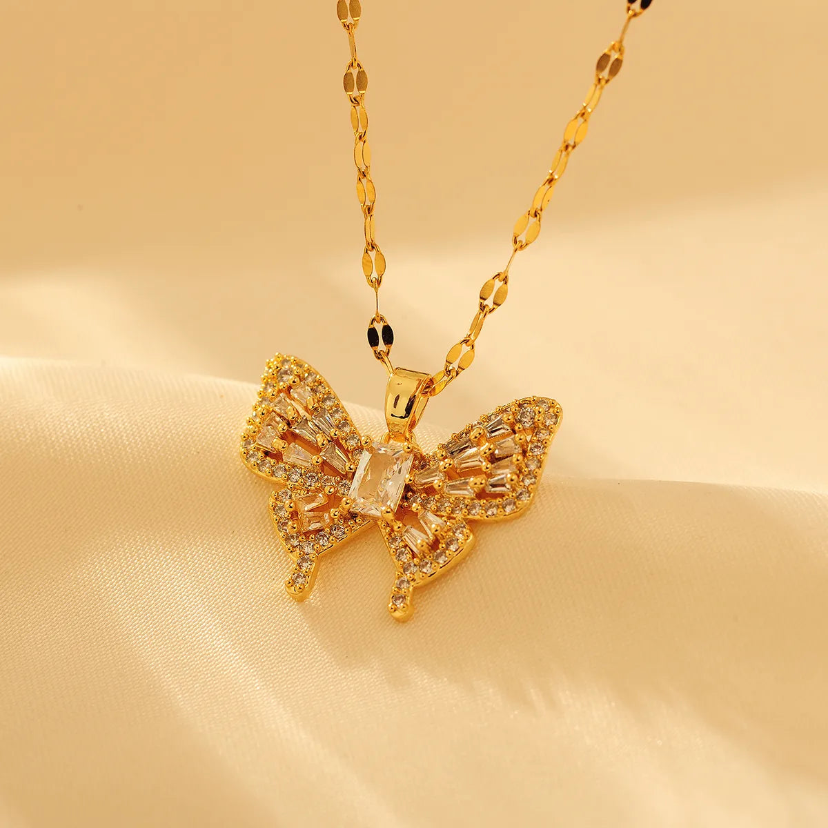 Copper 18K Gold Plated Elegant Simple Style Inlay Butterfly Artificial Diamond Pendant Necklace