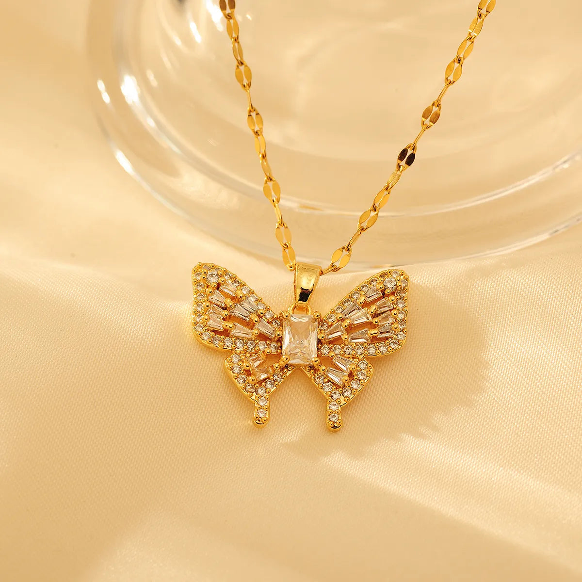 Copper 18K Gold Plated Elegant Simple Style Inlay Butterfly Artificial Diamond Pendant Necklace