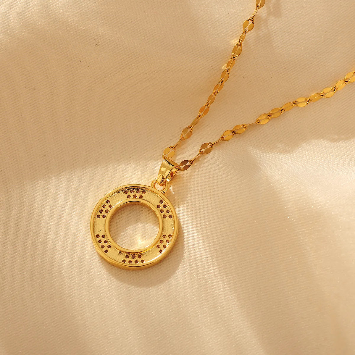 Copper 18K Gold Plated Elegant Simple Style Inlay Round Artificial Diamond Pendant Necklace