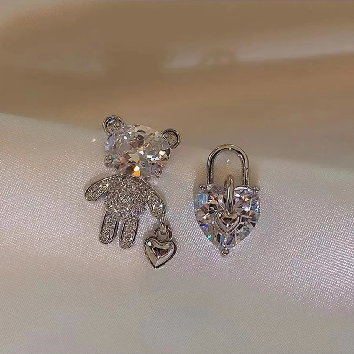 Cute Bear Heart Shape Alloy Asymmetrical Inlay Rhinestones Women's Ear Studs 1 Pair