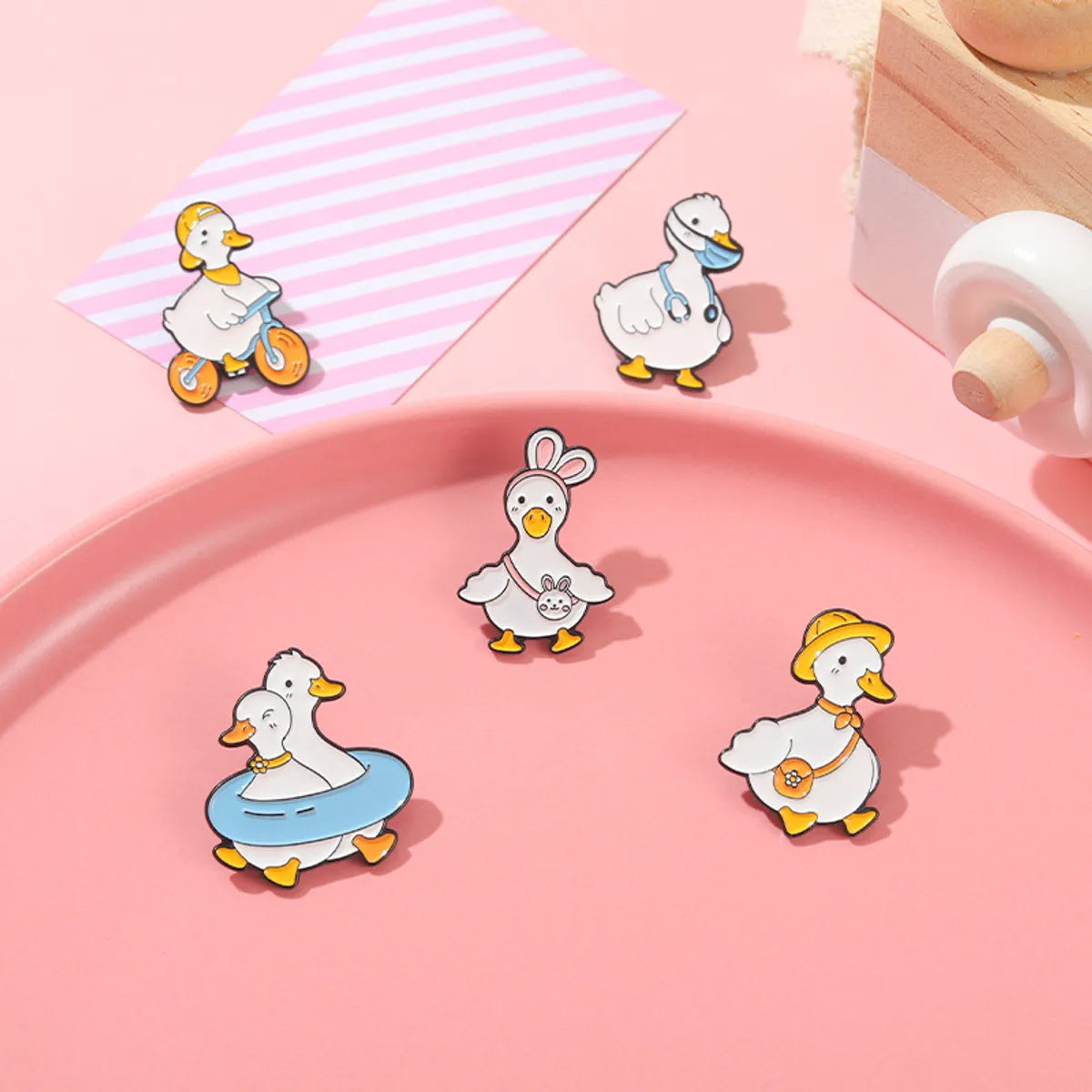 Cute Duck Alloy Stoving Varnish Unisex Brooches