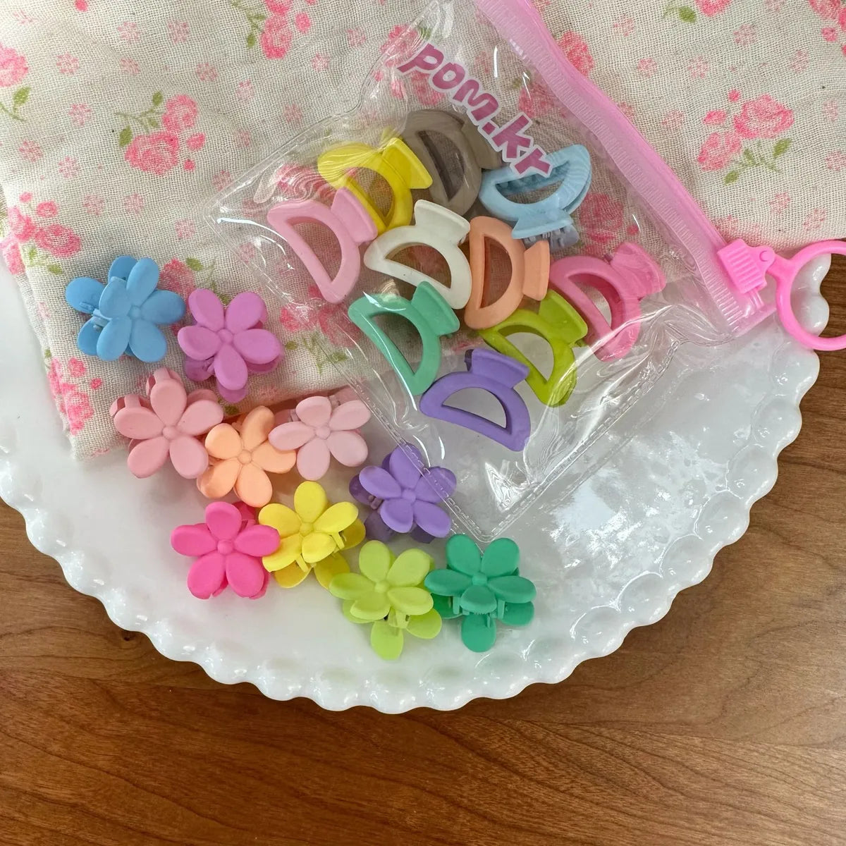 Cute Geometric Flower Plastic Stoving Varnish Hair Claws