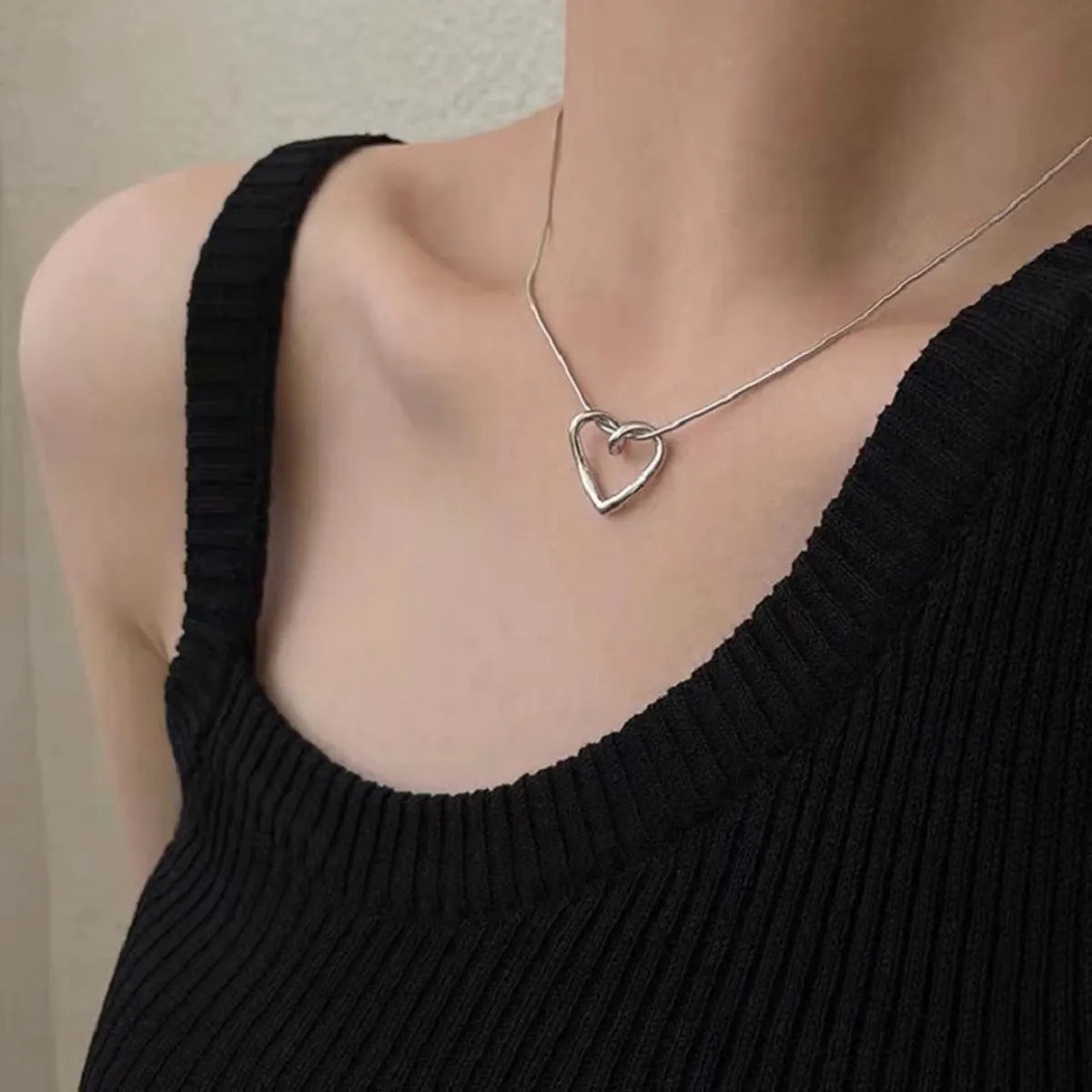 Delicate Women'S Double Love Heart Interlocked Metal Necklace