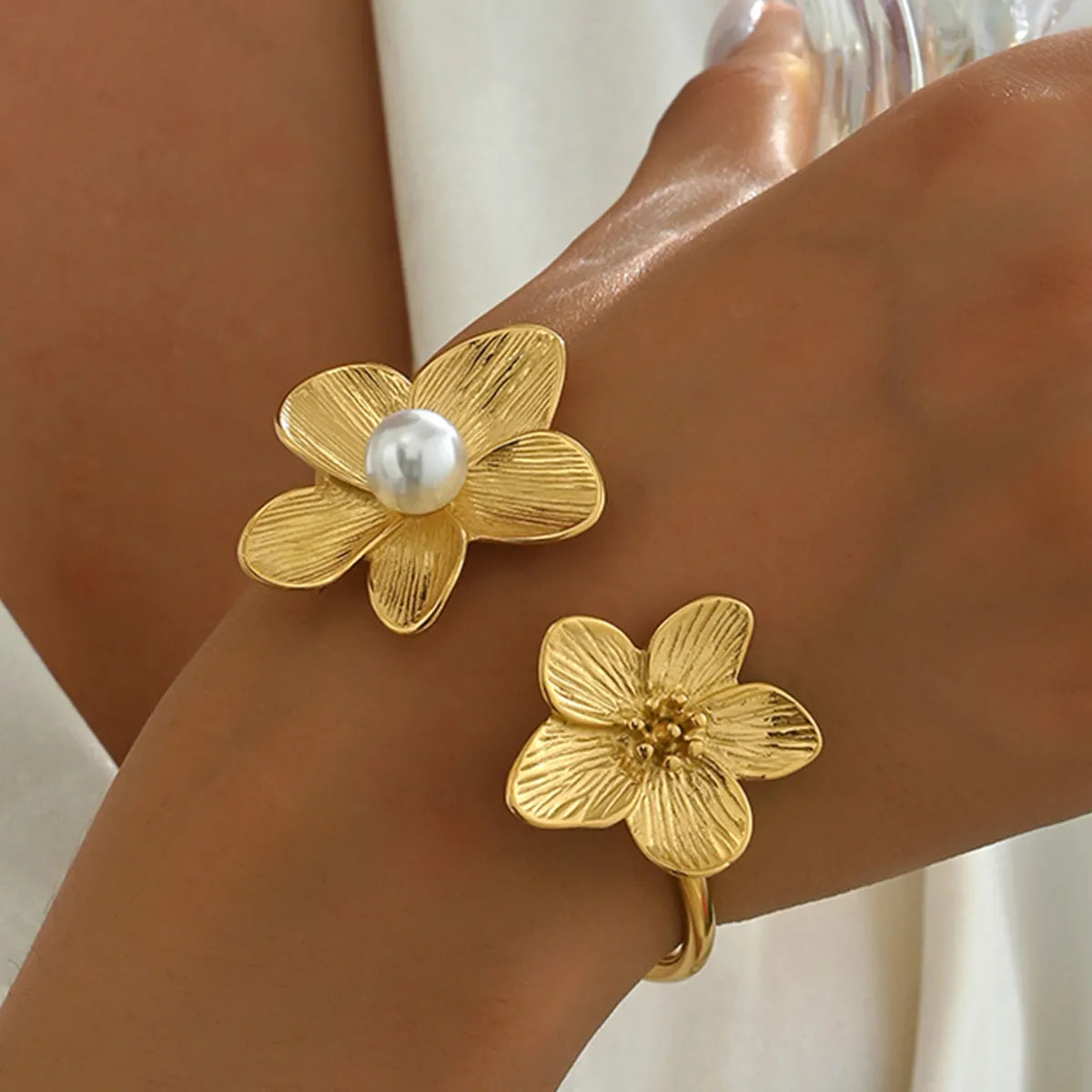 Elegant Classic Style Flower 201 Stainless Steel 18K Gold Plated Imitation Pearl Bangle In Bulk