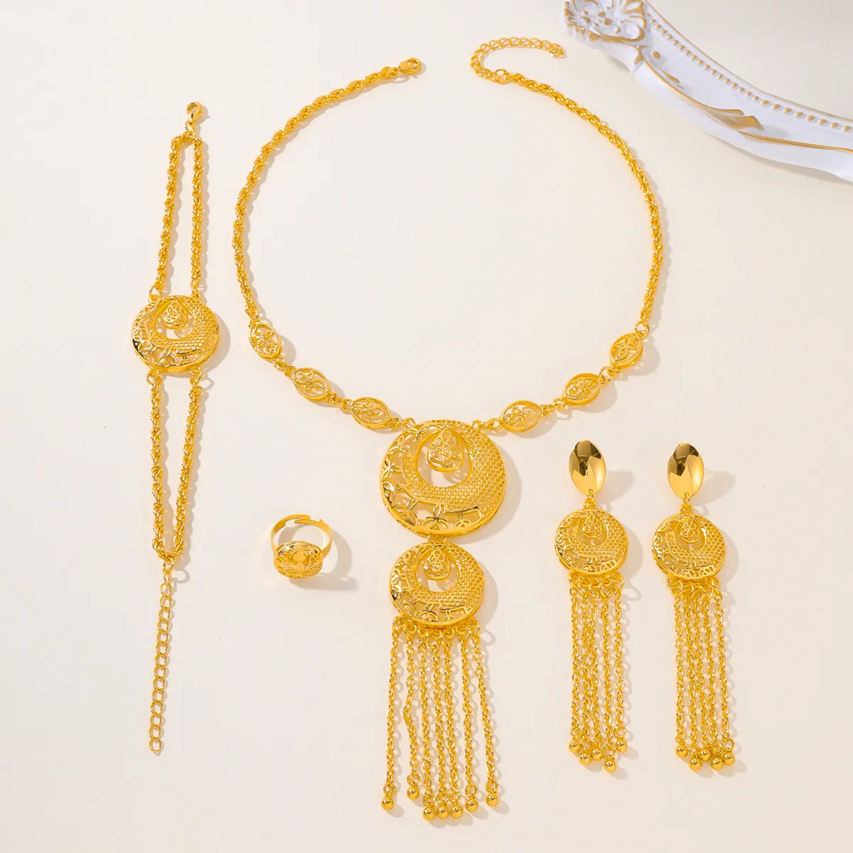 Elegant Classic Style Solid Color Zinc Alloy 18K Gold Plated Women'S Jewelry Set