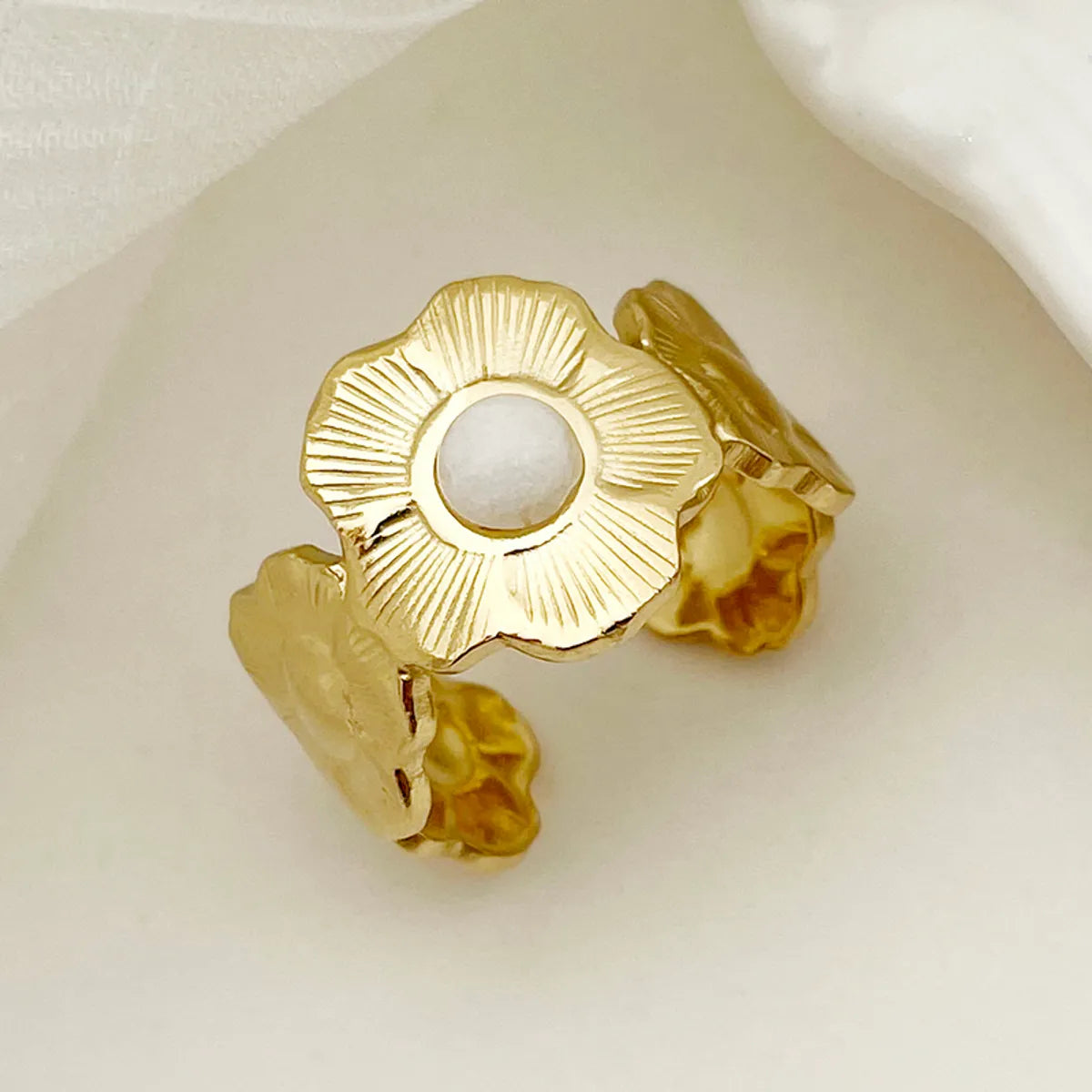 Wholesale Jewelry Elegant Cute Sweet Flower 304 Stainless Steel Pearl Shell 14K Gold Plated Plating Inlay Rings