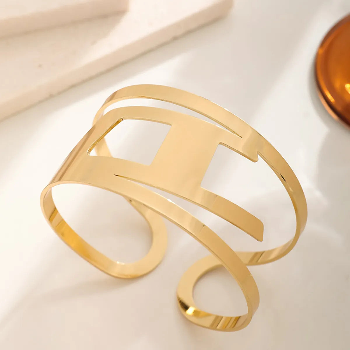 Elegant Exaggerated Luxurious Solid Color Alloy Hollow Out Women's Bangle