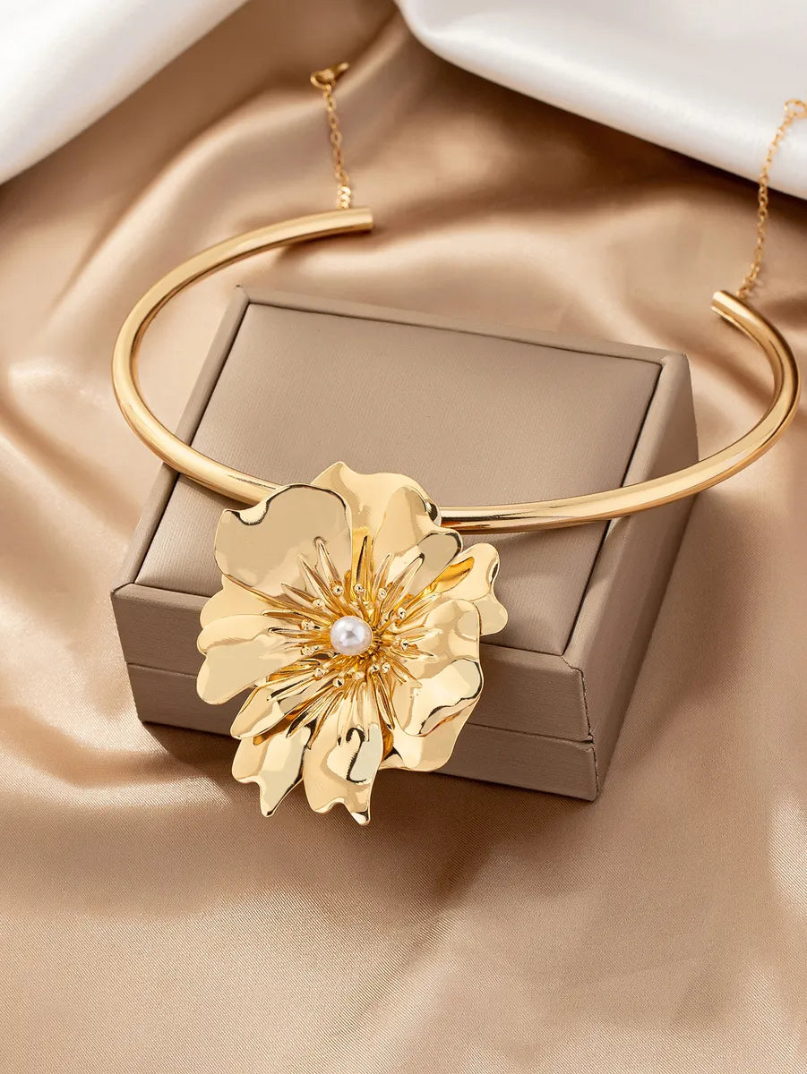 Elegant Flower Ferroalloy Plating Inlay Artificial Pearls Gold Plated Women's Choker