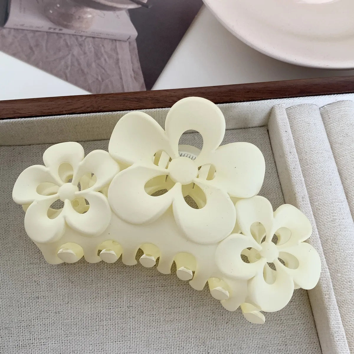 Elegant Flower Plastic Hair Claws