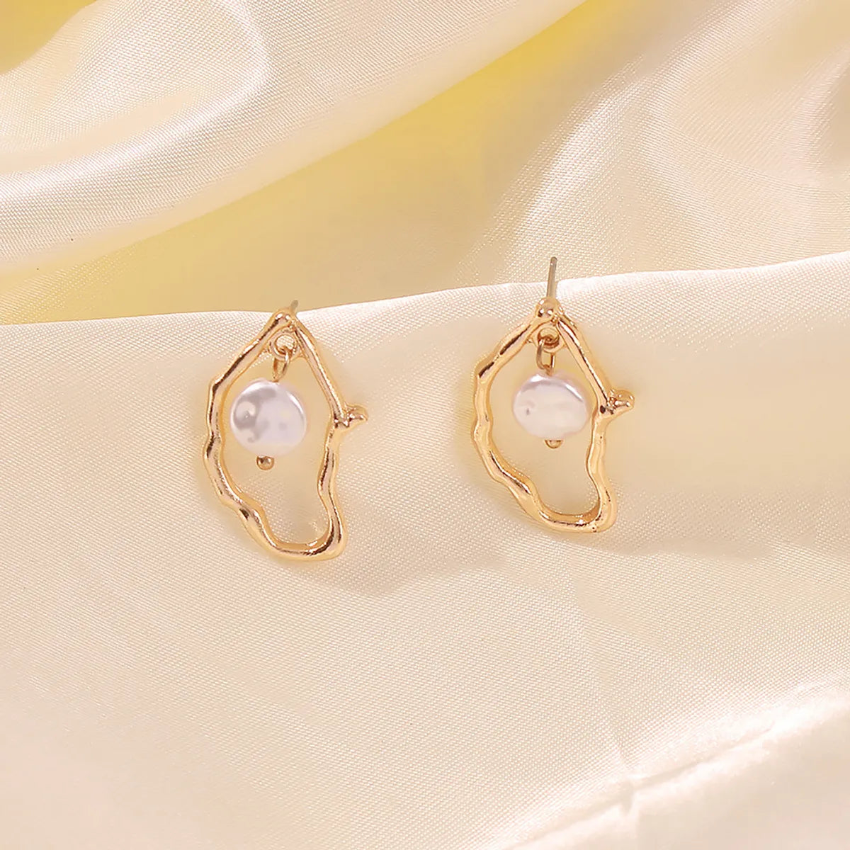 Elegant Geometric Alloy Inlay Artificial Pearls Women's Drop Earrings