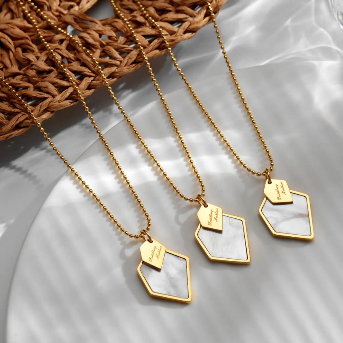 Elegant Geometric Titanium Steel Plating Inlay Shell 18k Gold Plated Pendant Necklace